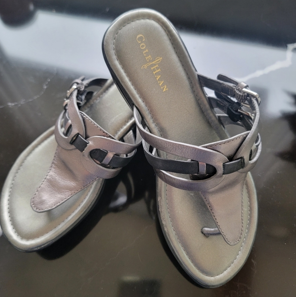 Cole Haan Black And Silver Metallic Side Buckle Sandal. Size 5.5